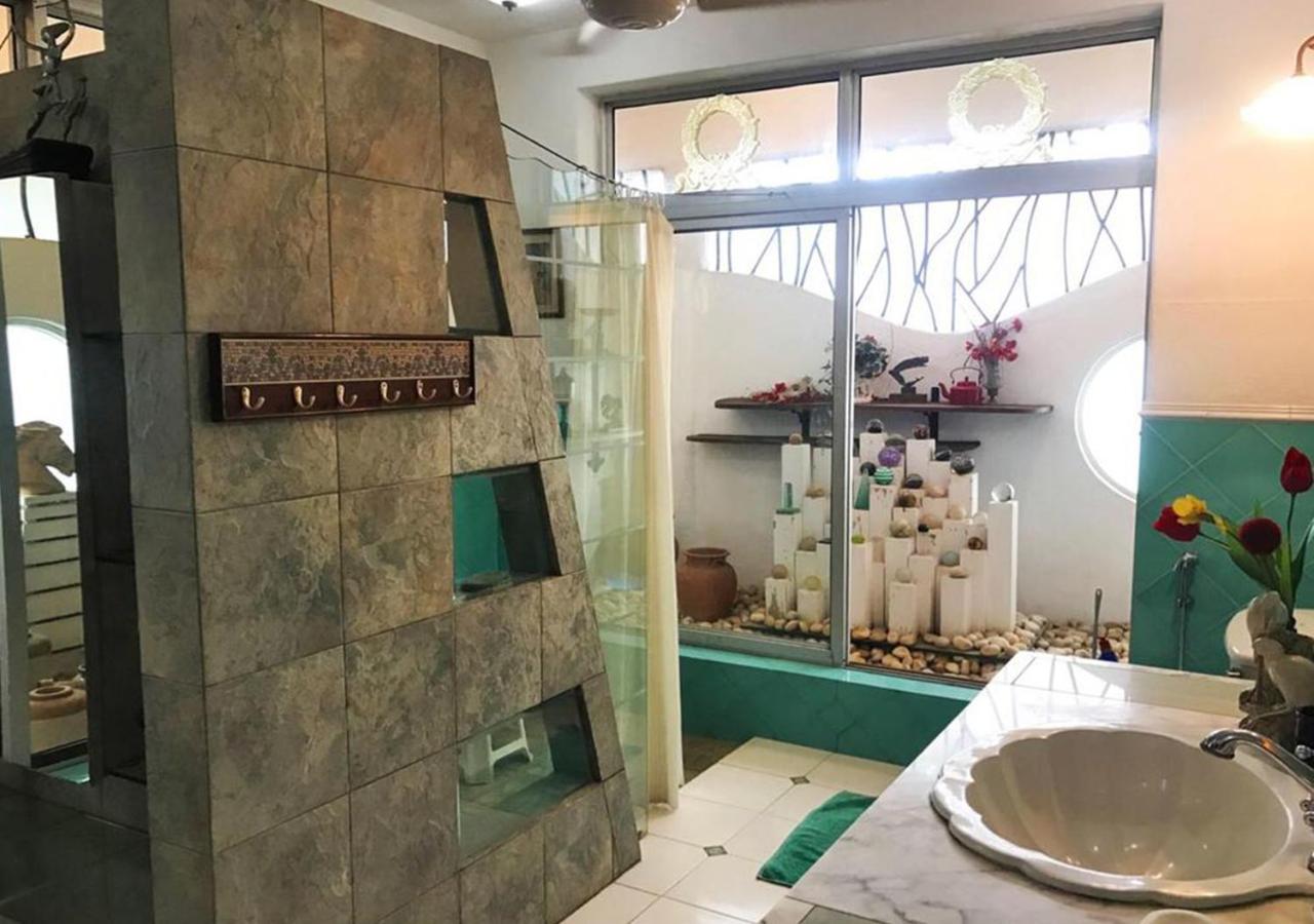 Bella Vista: Zen Retreat With Quirky Charm And Pool *