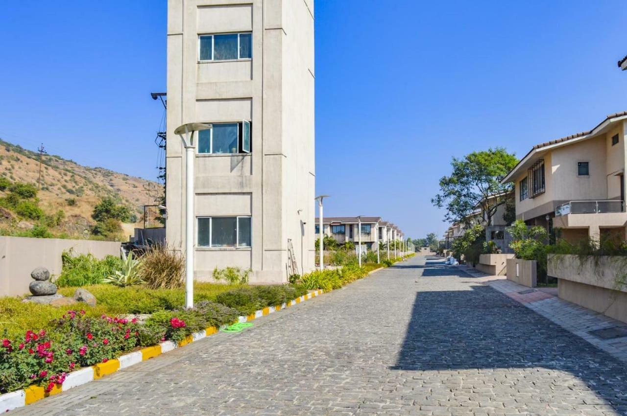 Hill View Hotel *