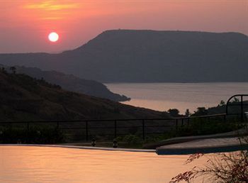 Upper Deck - And Relax At The Highest Peak Resort