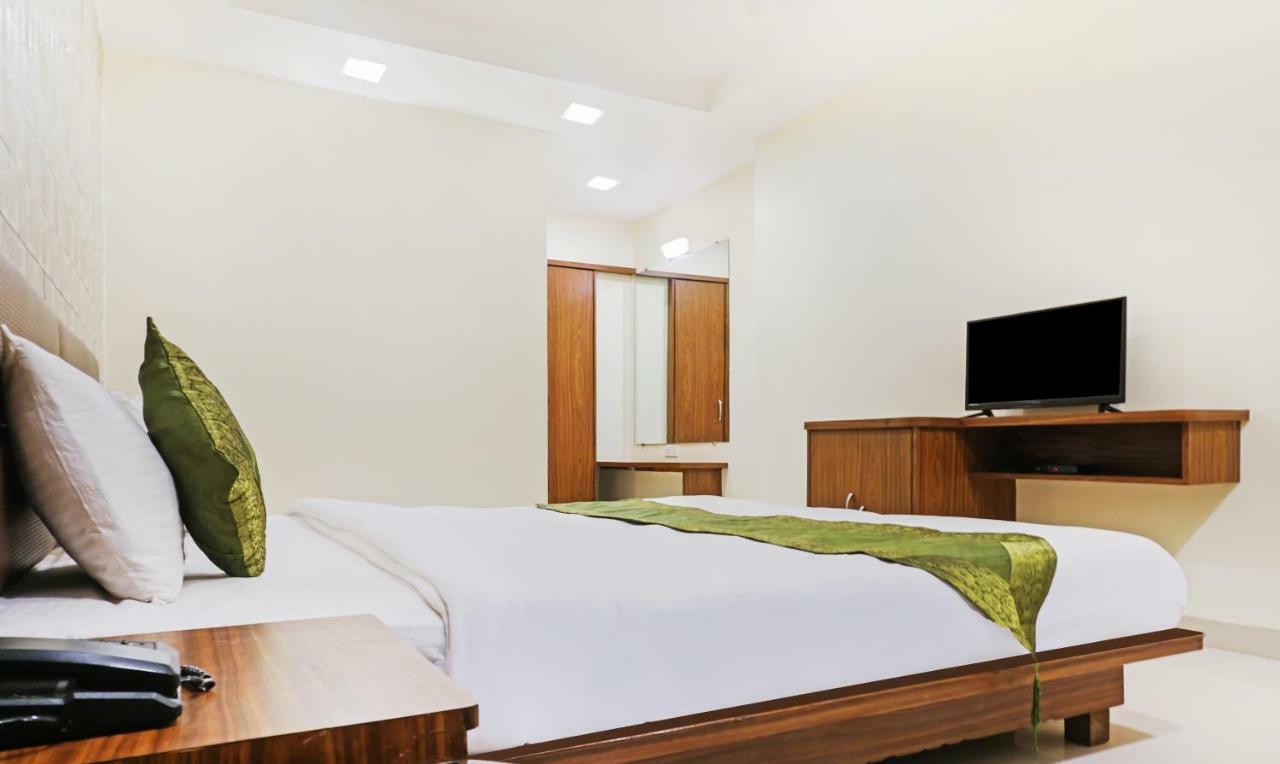 Lions Den Hotel 3*