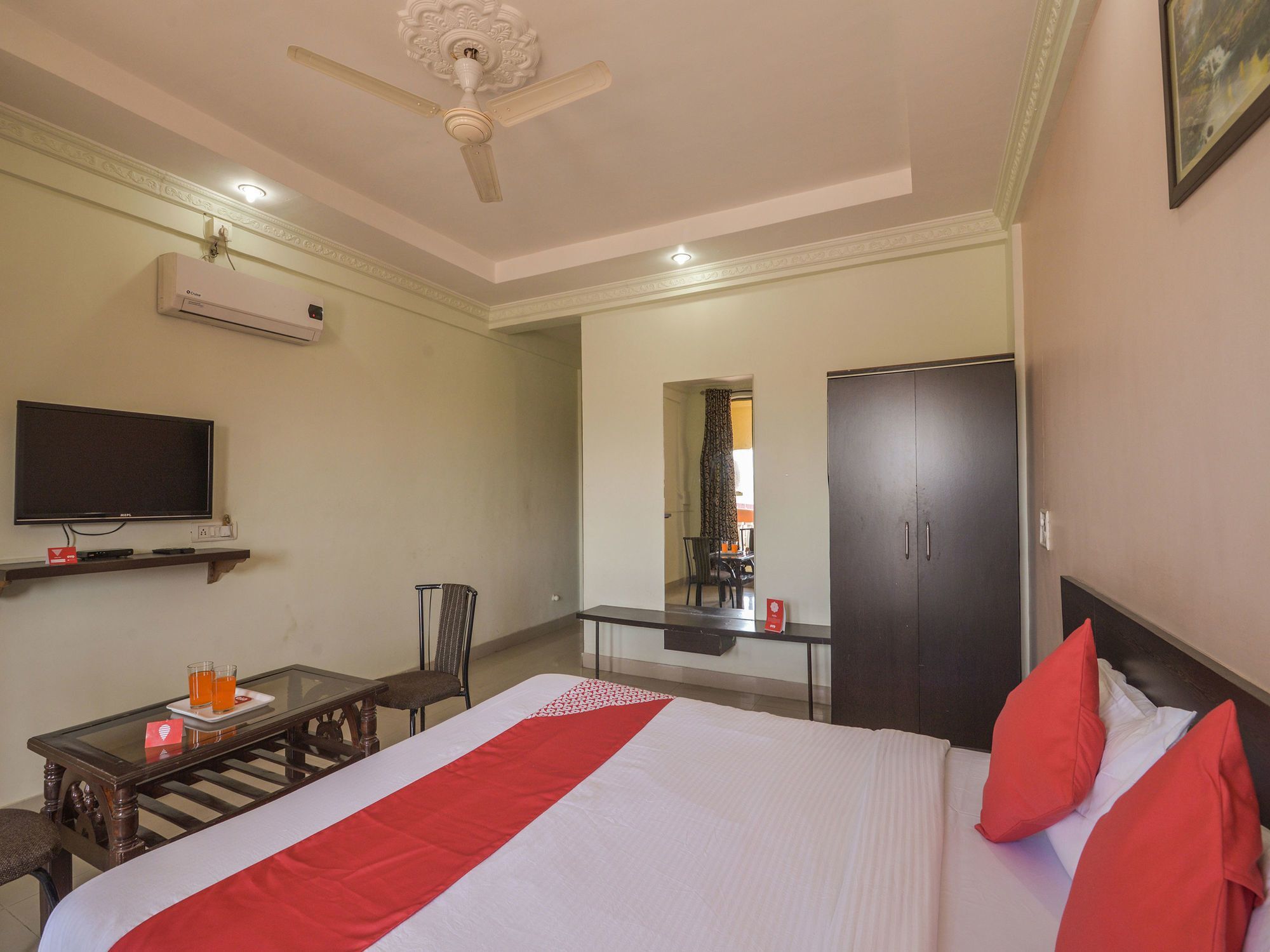 Oyo 13151 Om Palace Hotel