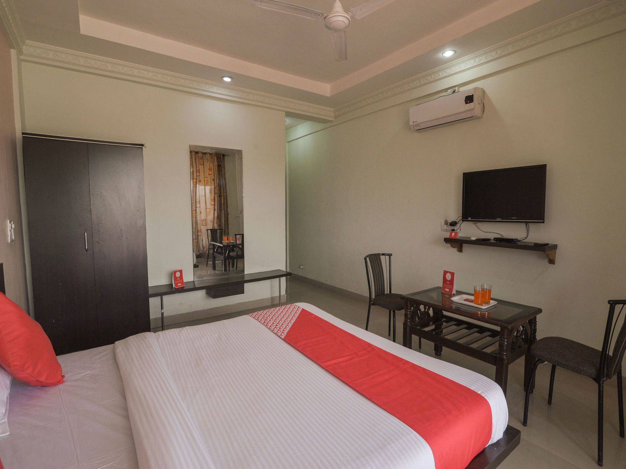 Hotel Oyo 13151 Om Palace 3*