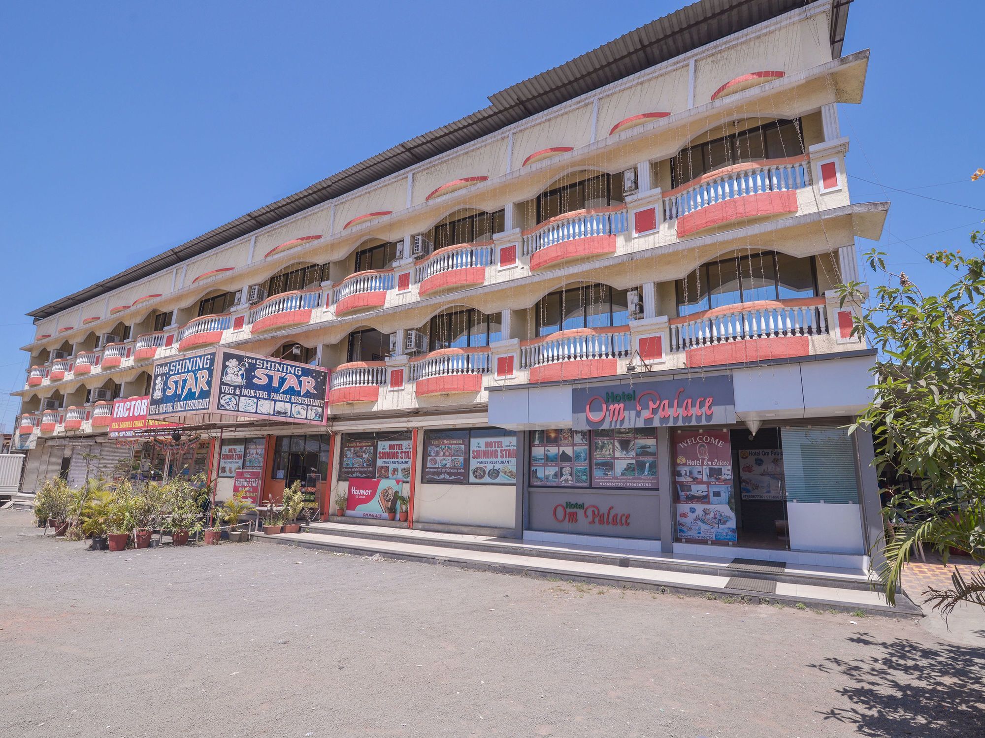 Oyo 13151 Om Palace Hotel 3*