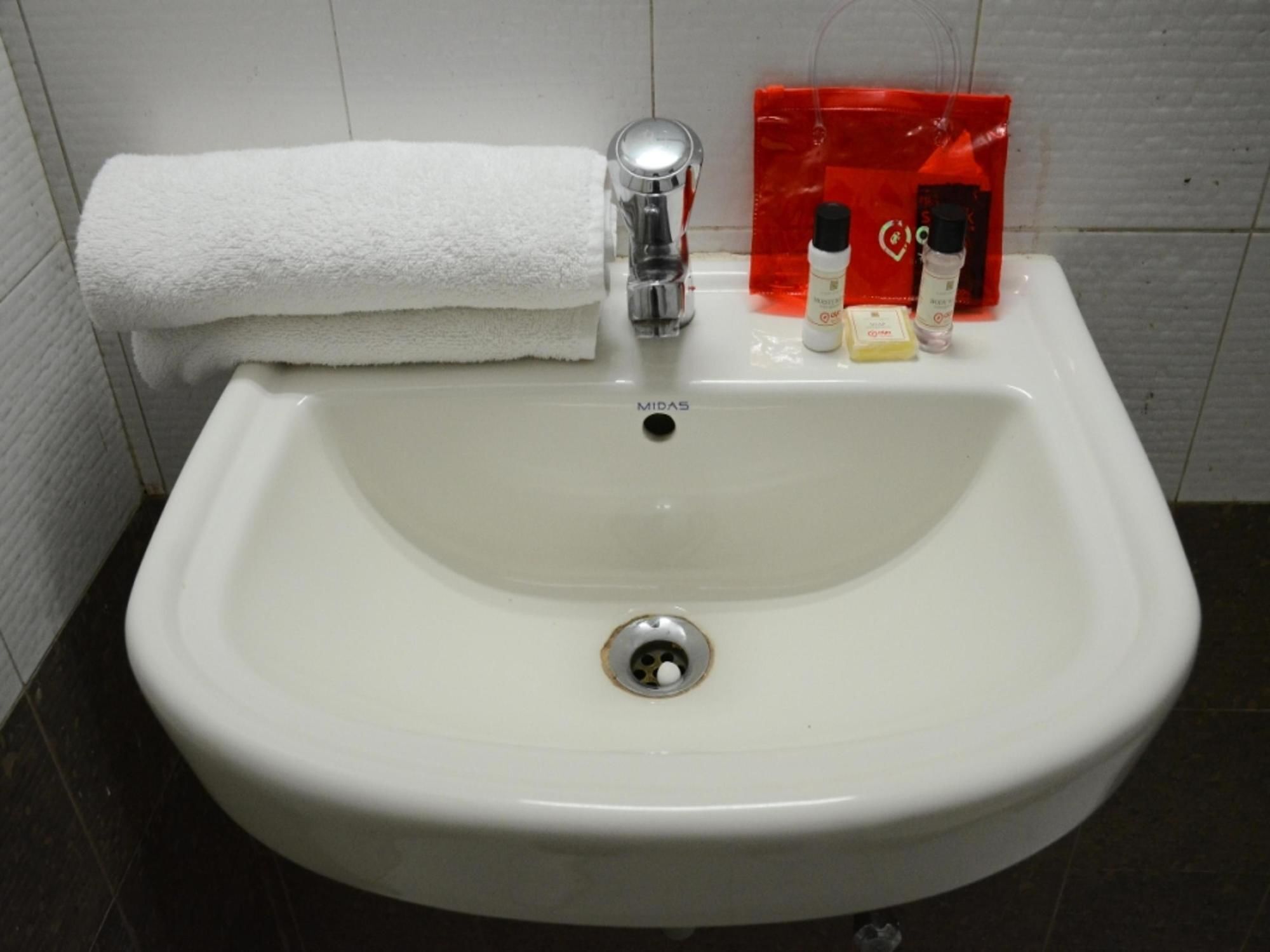 Oyo Gold Valley Road Hotel
