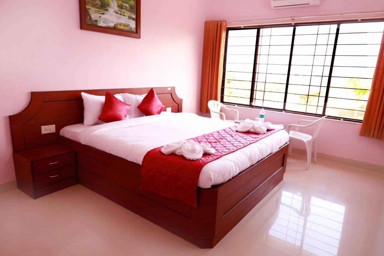 Manik Moti Hotel *